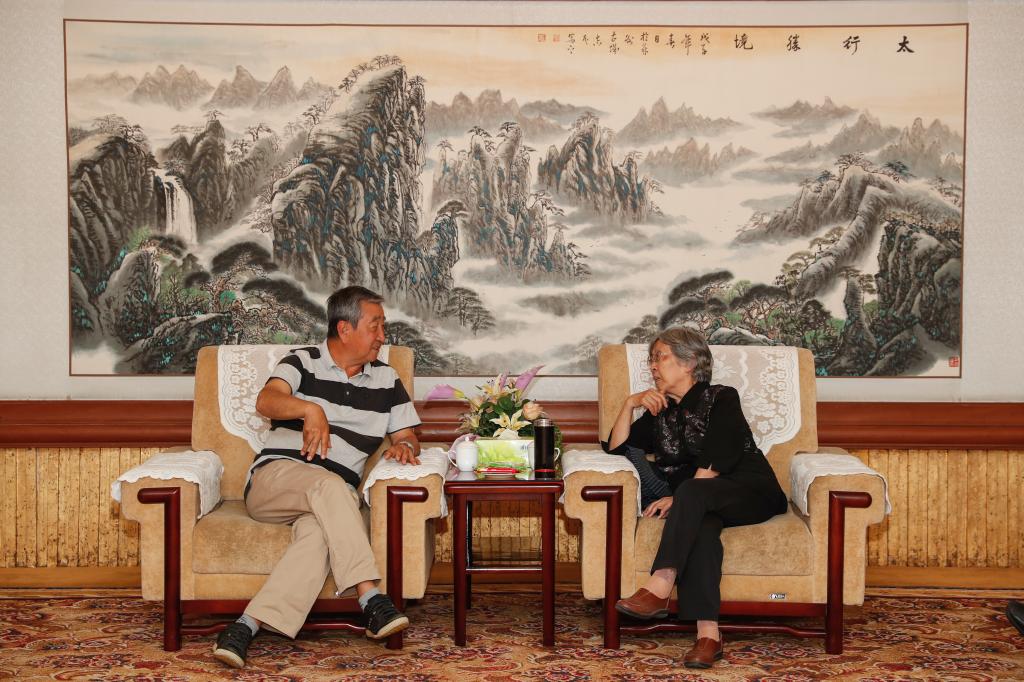 开讲前,原省委副书记,省人大常委会副主任纪馨芳,校党委书记尹天五